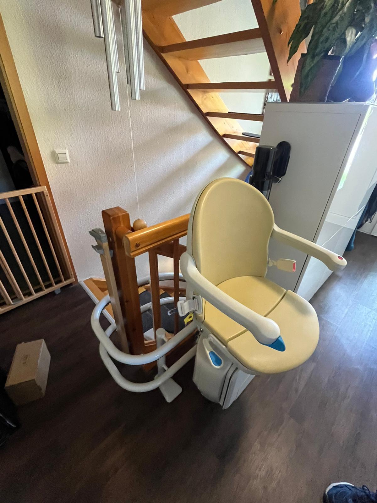 Eingebauter Treppenlift bei Kunde